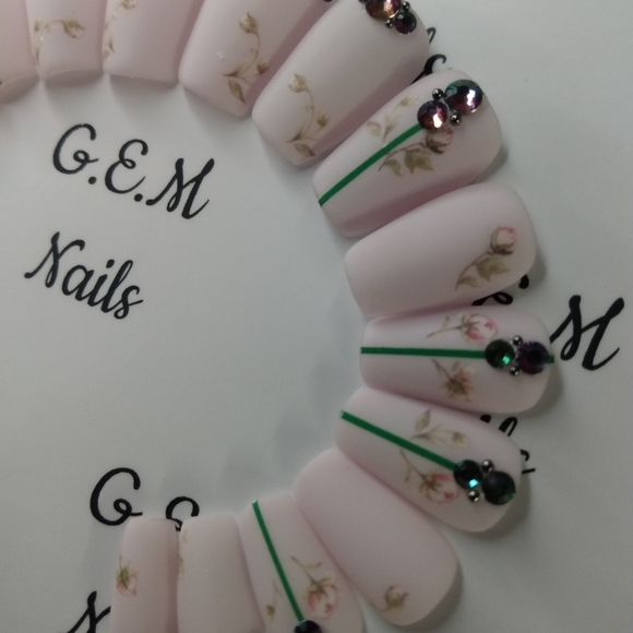 Press on nails (short tapered coffin) - Picture 3 of 3